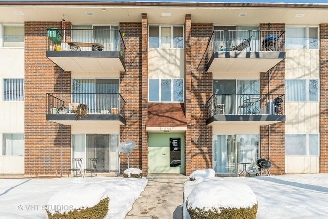 Primary Photo - 5S100 Pebblewood Ln