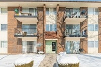 Building Photo - 5S100 Pebblewood Ln