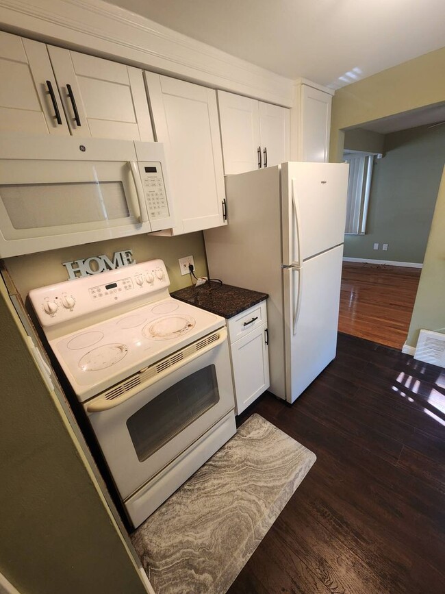 Building Photo - Charming 3-Bedroom Property in Prime Location