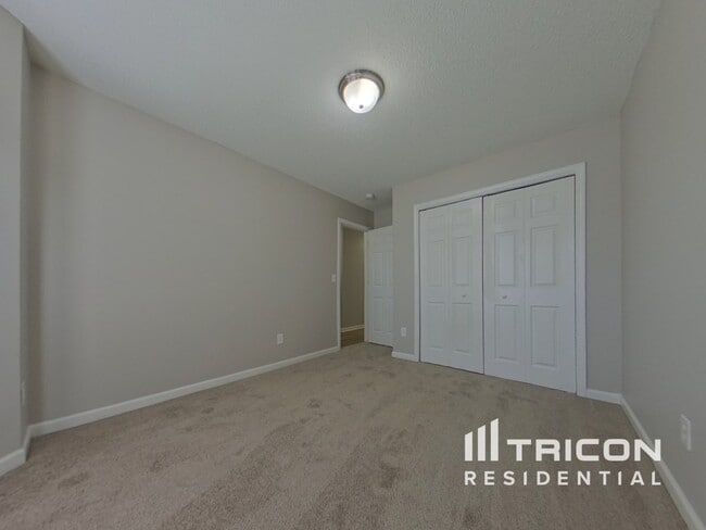 Building Photo - 819 Chablis Dr