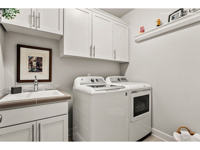 Building Photo - Stunning 3BD Home in Ridgefield!  Gourmet Kitchen & High End Finishes!