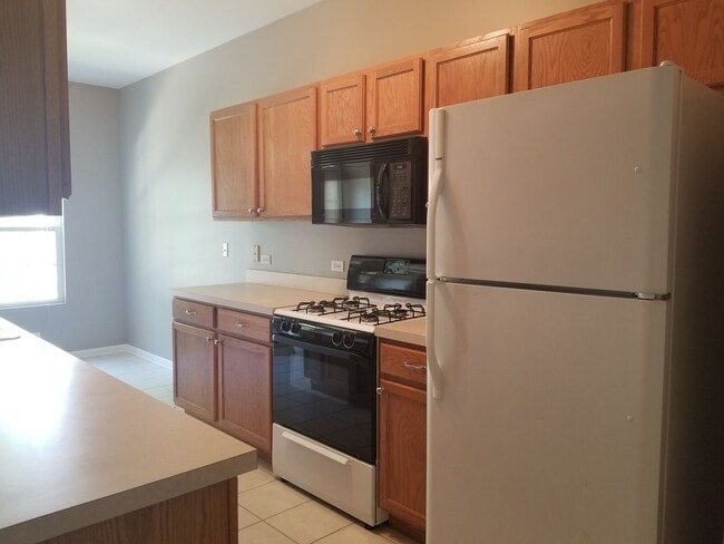 Building Photo - Aurora Two Bed Two Story Townhome