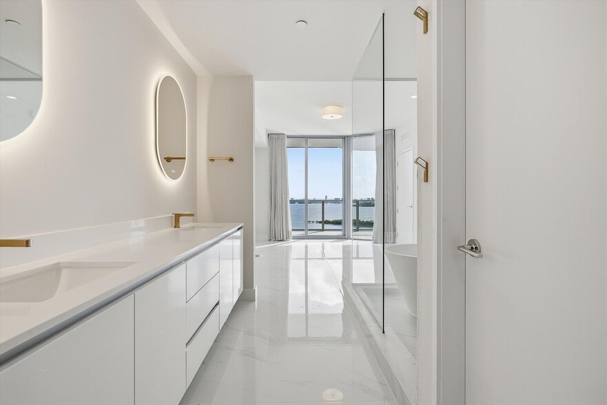 Building Photo - 700 NE 24th St