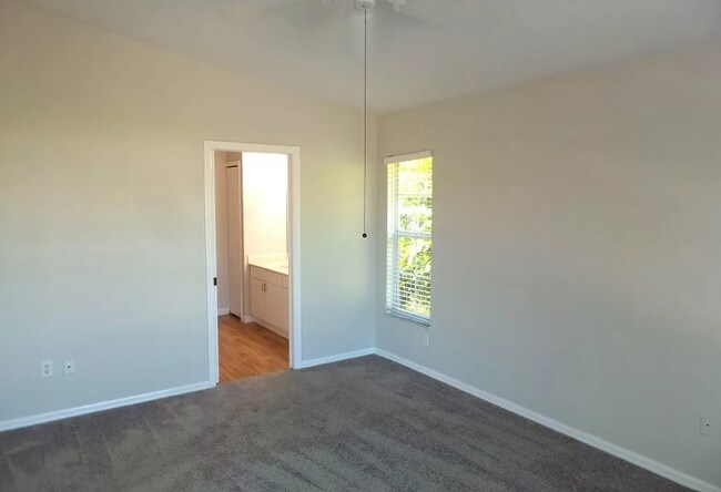 Building Photo - 209 S Heathwood Dr