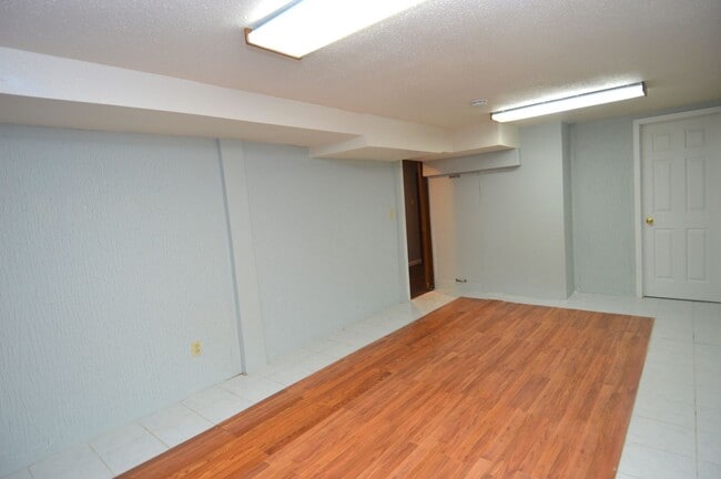 Building Photo - Huge 4 Bed 2 Bath Single Family Home! Rent Special - $500 off 1 months rent!