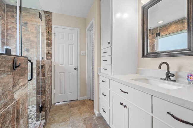 Building Photo - 5817 Vineyard Hill Dr