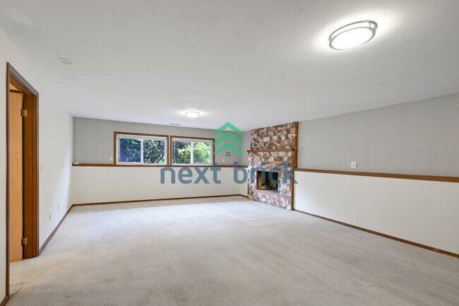 Building Photo - Spacious 4-Bedroom Retreat with 3 Full Baths in the Heart of Redmond – 2,490 Sq Ft of Comfort!