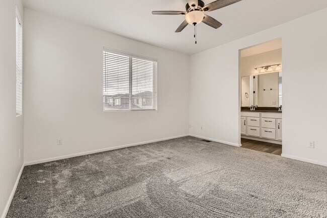 Building Photo - Stunning 3 Bed 2 1/2 Bath in Aurora!