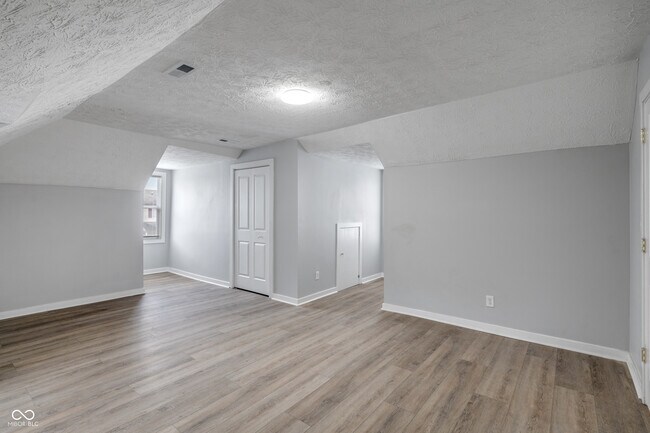 Building Photo - 2224 N Kenwood Ave
