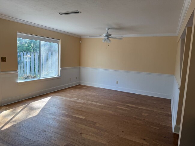 Building Photo - Townhome Off The Parkway With 2 Car Garage