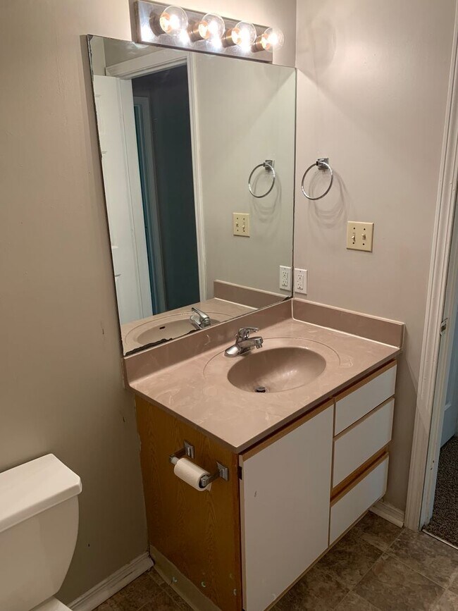 Building Photo - 3 bedroom, Spacious Townhouse: The Willows!