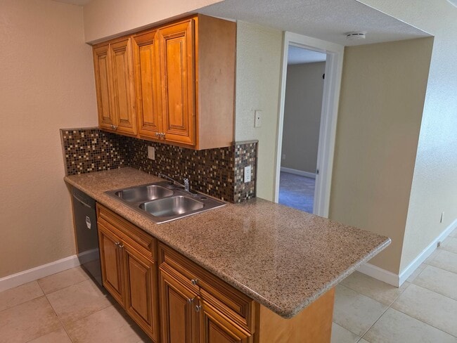 Building Photo - Upgraded Condo With Washer And Dryer