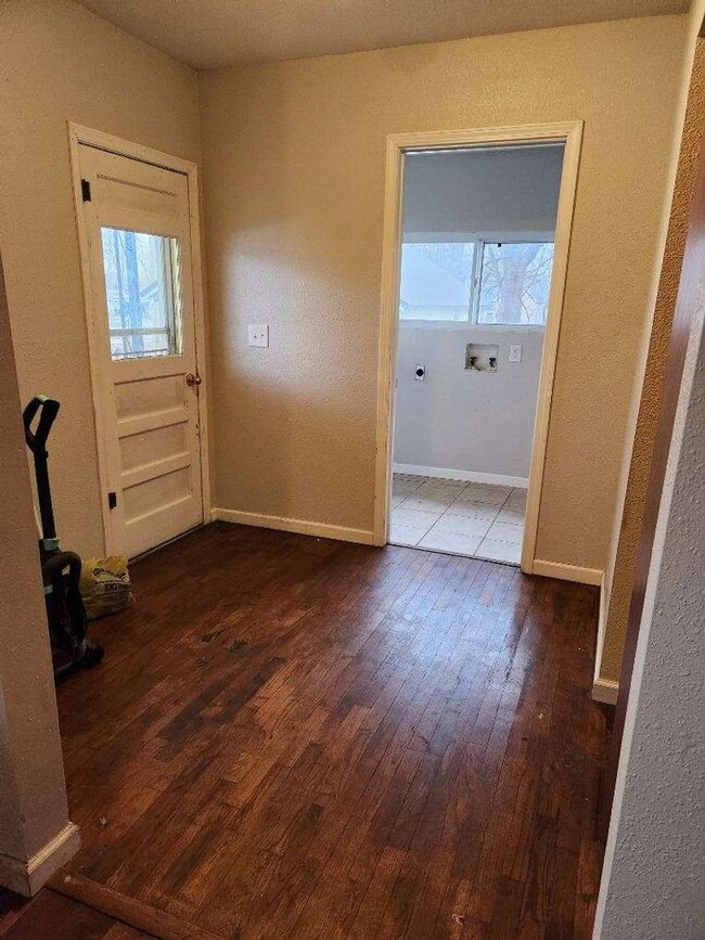 Building Photo - AVAILABLE NOW!! Cozy 2-Bedroom Home with Big Yard – Pet Friendly