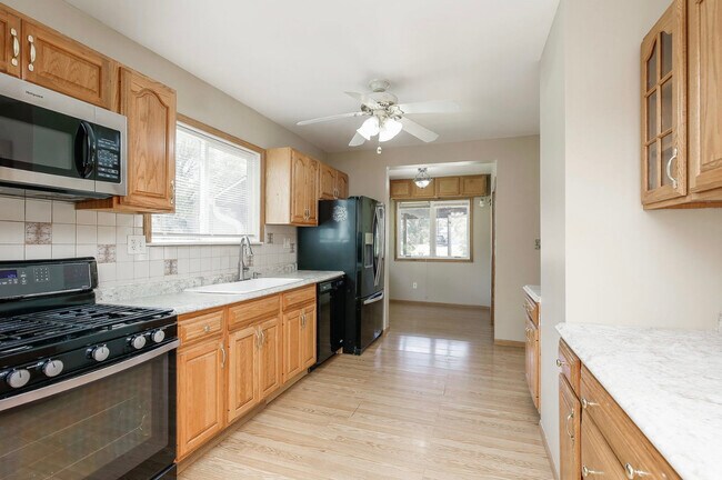 Building Photo - 804 N Van Buren St