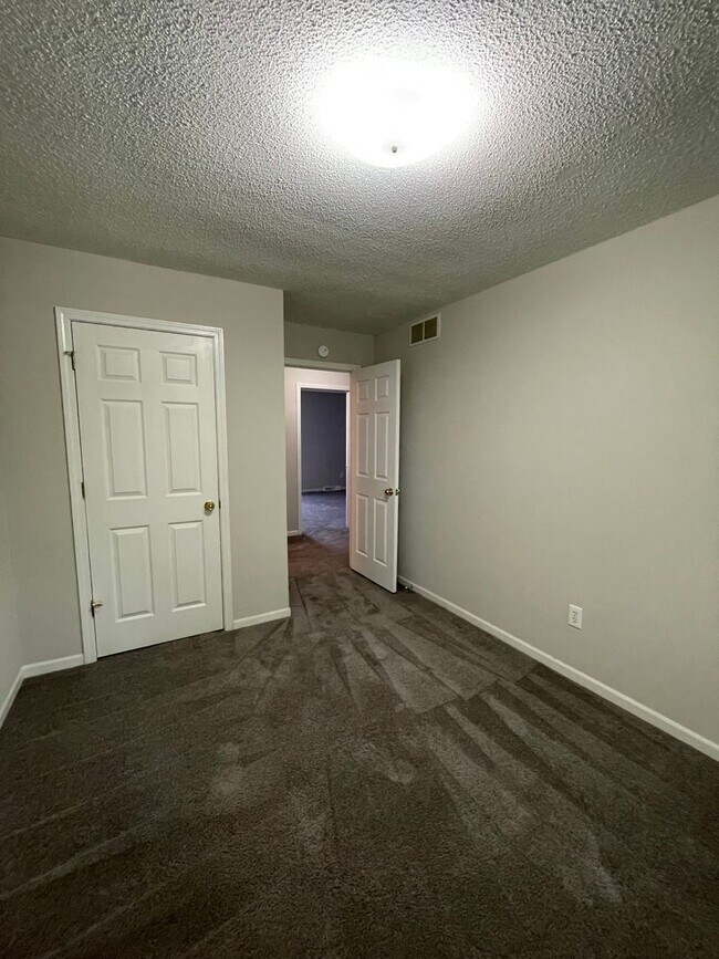 Building Photo - 2304-2306-2306 E Parks Edge Pl
