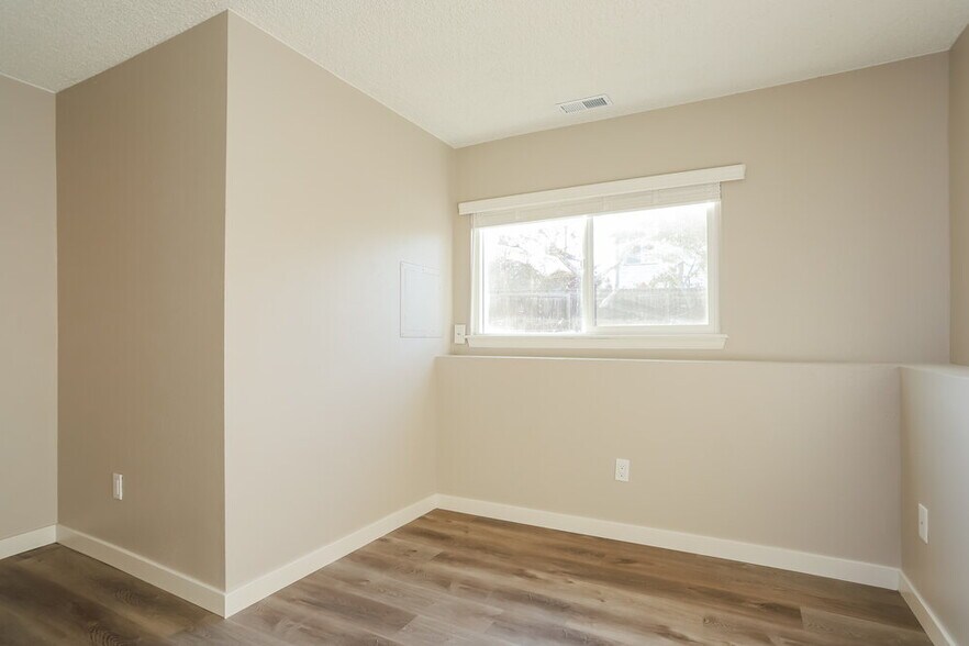 Building Photo - 12155 Elm Way