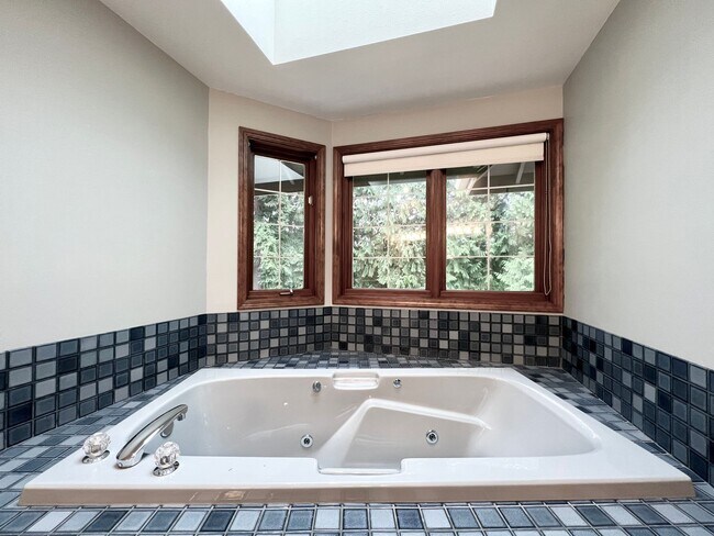 Building Photo - Golf Course Home in Mill Creek!