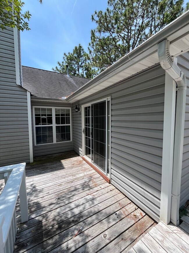 Building Photo - Discover this well-maintained 3-bedroom, 2-bath home in Wilmington, NC