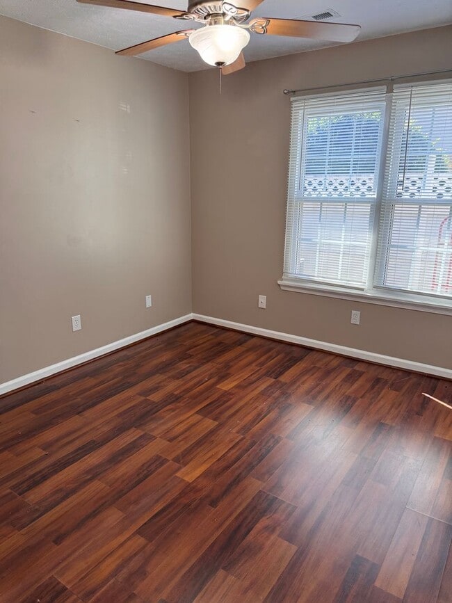 Building Photo - 2 Bedroom || 2 Bathroom - Single Level Tow...