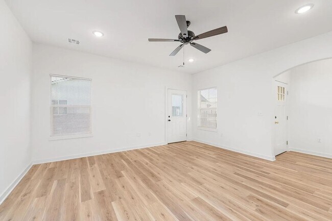 Building Photo - 3 Bedroom Townhome in Goddard! 1/2 Month Free Special!