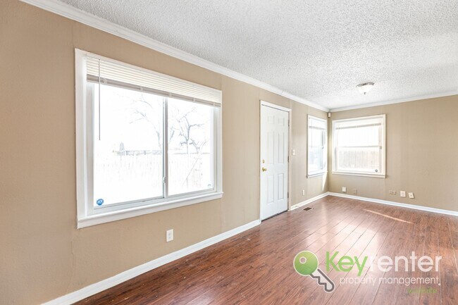 Building Photo - Renovated 2 bedroom | 1 Bath Duplex