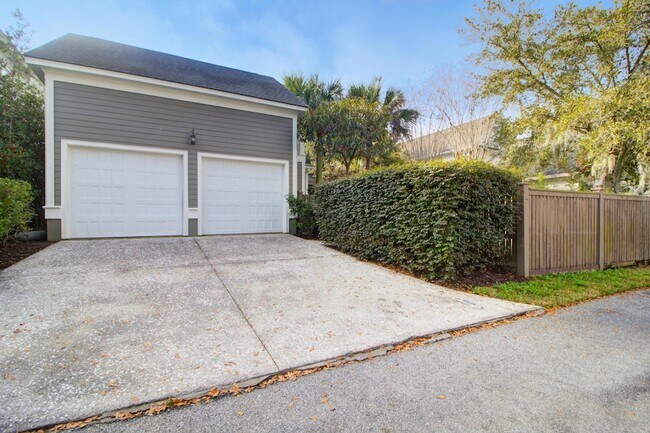 Building Photo - 612 Daggett St