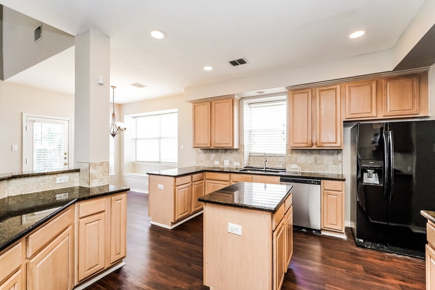 Building Photo - 4420 Vanderpool Dr