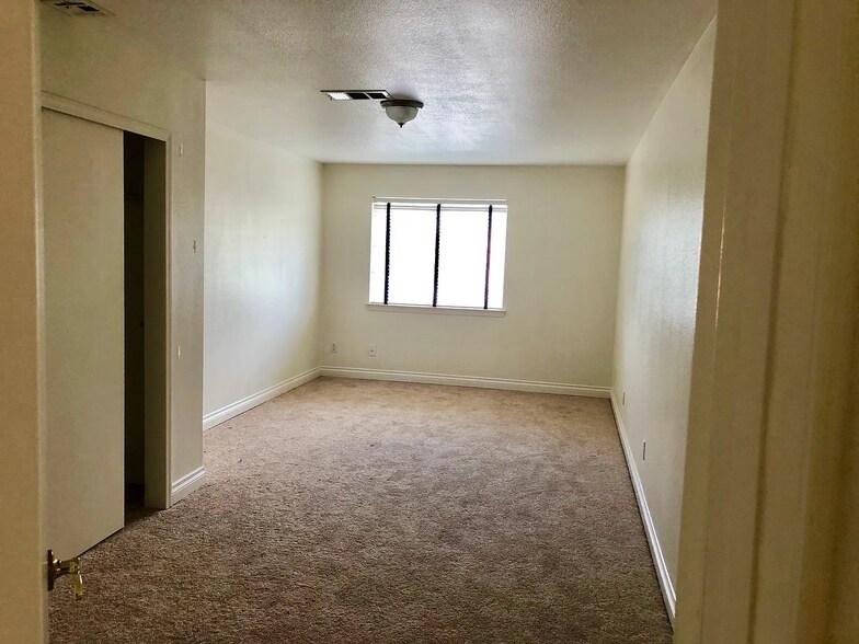 Building Photo - 2142 Falcon Pointe Ln