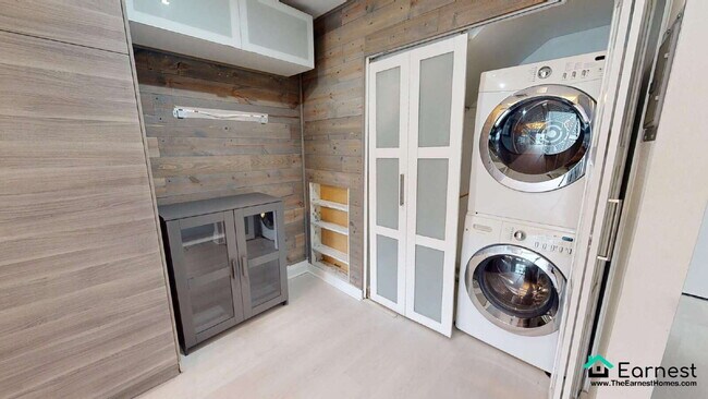 Building Photo - Spacious 2-Bedroom Upper-Level Condo in Pr...