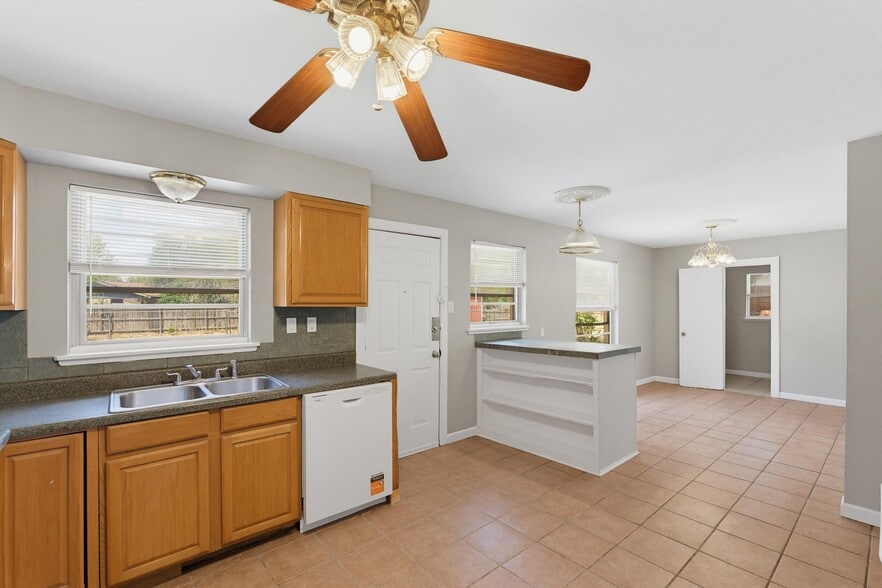 Building Photo - 618 S La Salle Dr