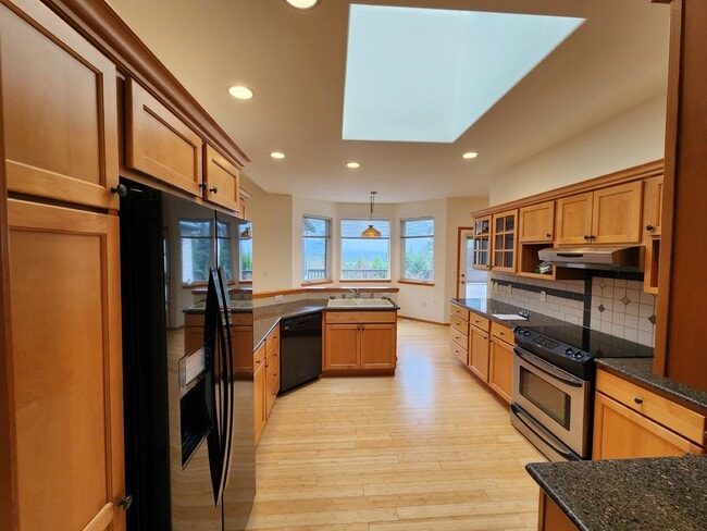 Building Photo - 3 bed 2.5 bath home on Bell Hill with grea...