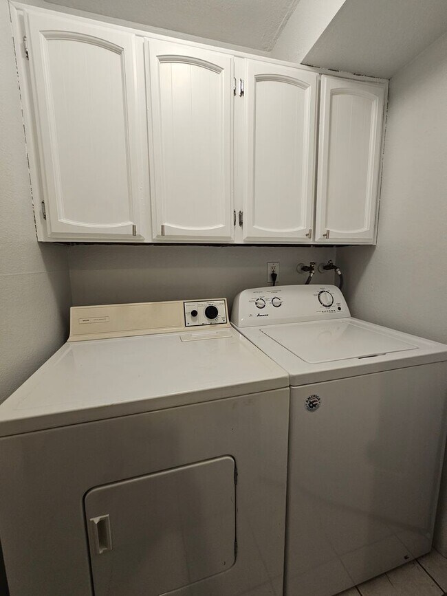 Building Photo - Serene 2 Bedroom 1 1/2 Bath Aurora Townhom...