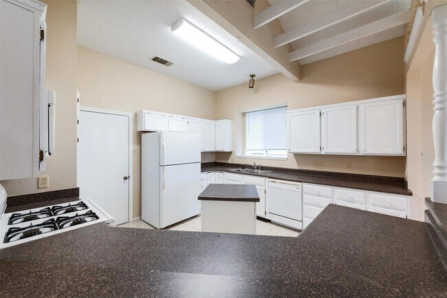 Building Photo - 14504 Sandy Side Dr