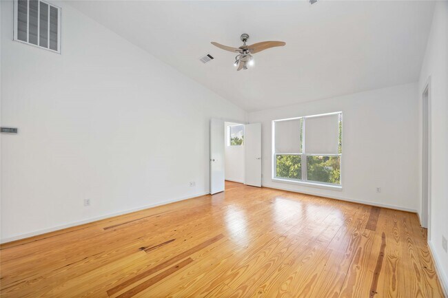 Building Photo - 2605 Calumet St