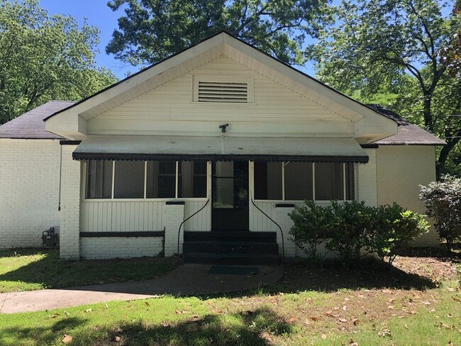 Primary Photo - Great Location ! Spacious Backyard!