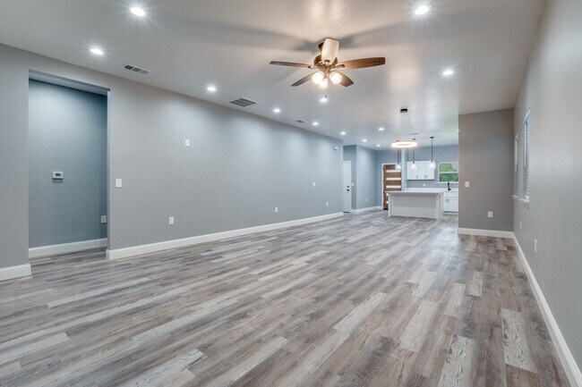 Building Photo - 633 Helena Ave