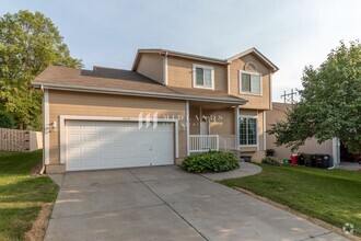 Building Photo - Spacious 4 bedroom Home!