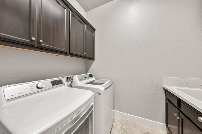 Building Photo - 8099 Traditions Ct