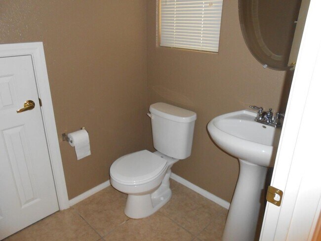 Building Photo - Spacious 2 Bedroom Home near Cactus and Ma...