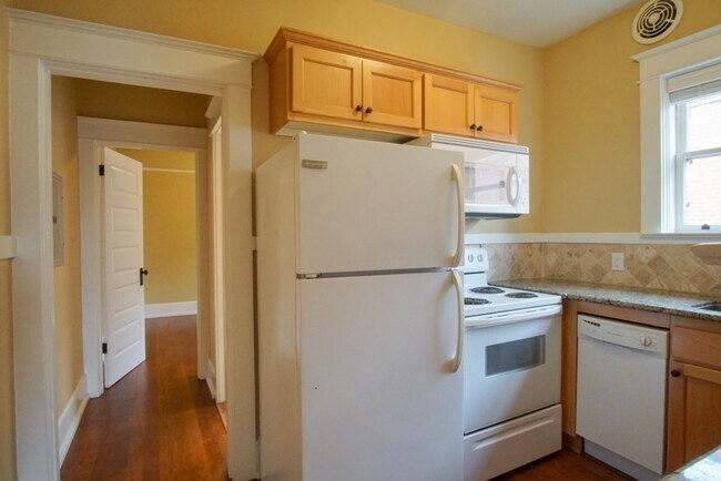 Building Photo - Gorgeous Humboldt Classic: Top Floor 1 Bedroom!