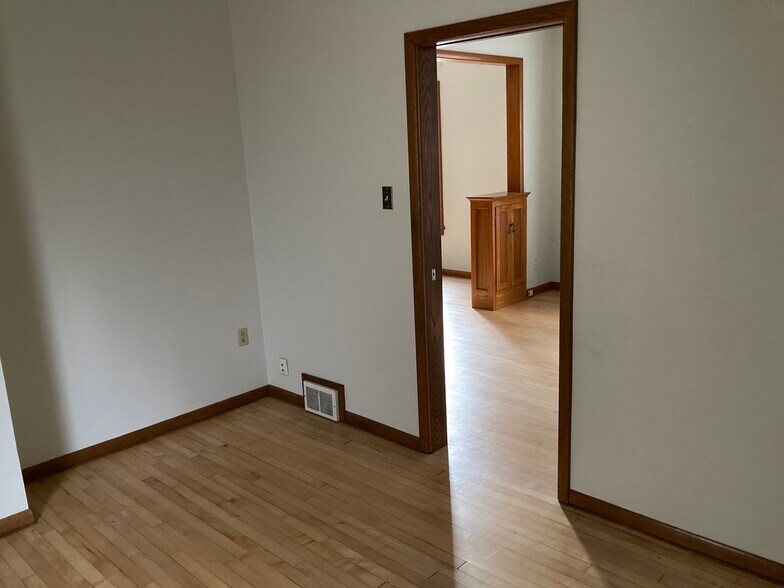 Building Photo - 712 6th St NE