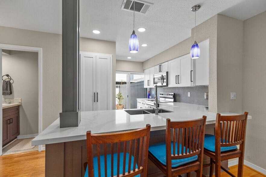 Building Photo - 5094 Glenmont Dr