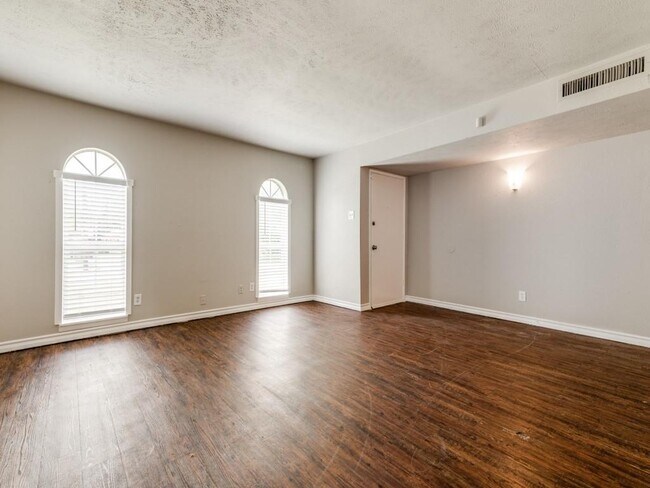 Building Photo - 502 Wildflower Dr