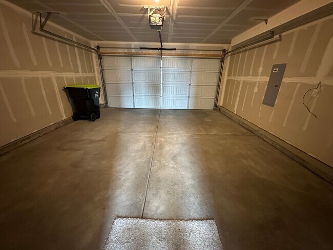 Building Photo - Charming 3 Bed 3 Bath House!!!