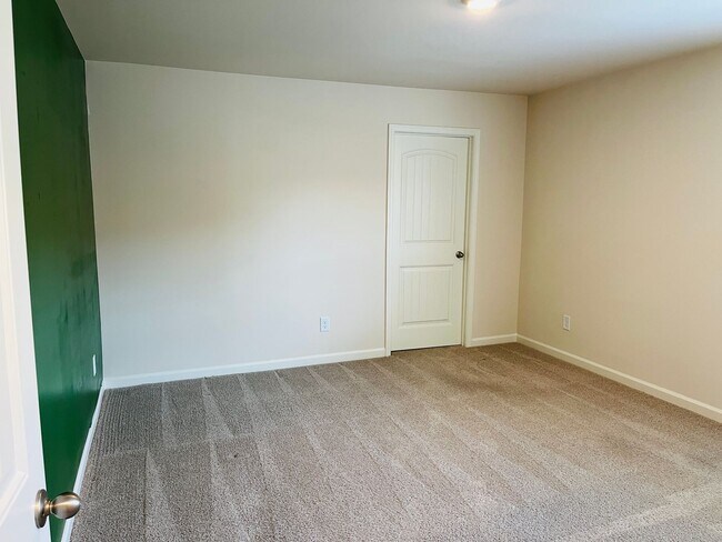 Building Photo - WOW! 5 bedrooms, 4.5 baths with a guest be...
