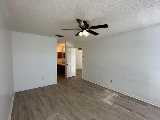 Building Photo - Welcome to this great 3/2 in Mandarin!