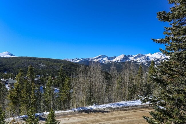 Building Photo - Amazing views! On bus route! 1 Year Lease!