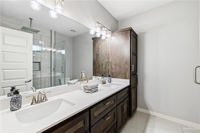 Building Photo - 921 Casa Blanca Dr
