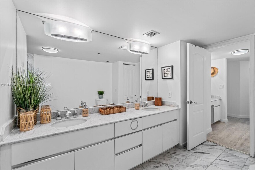 Building Photo - 5757 Collins Ave