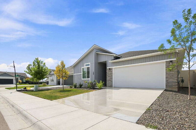Building Photo - 297 N Madrone Ave
